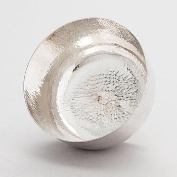 Skål, silver, och ljusstakar, ett par, silver, Sverige 1985 resp. 1959.