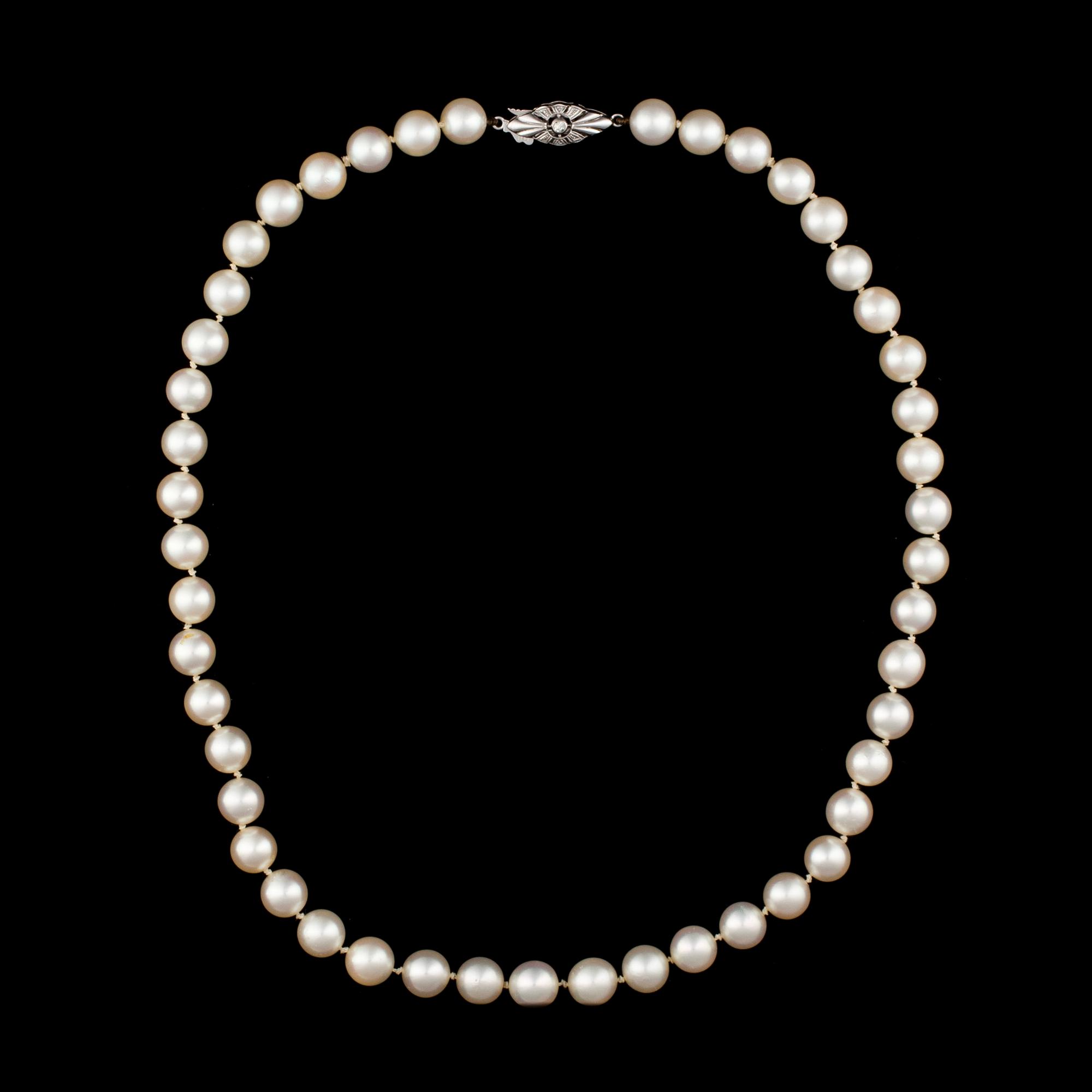 PÄRLHALSBAND, lås 14K vitguld. Pärlornas diameter ca 7,5 mm.