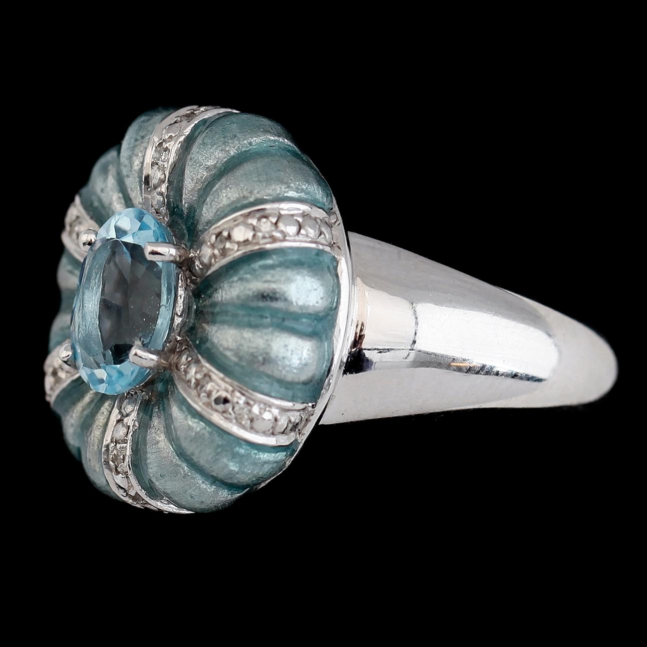 RING, vitguldspläterat sterlingsilver, ljusblå topas ca 2.00 ct, ljusblå emalj samt mindre diamanter tot ca 0.08 ct.