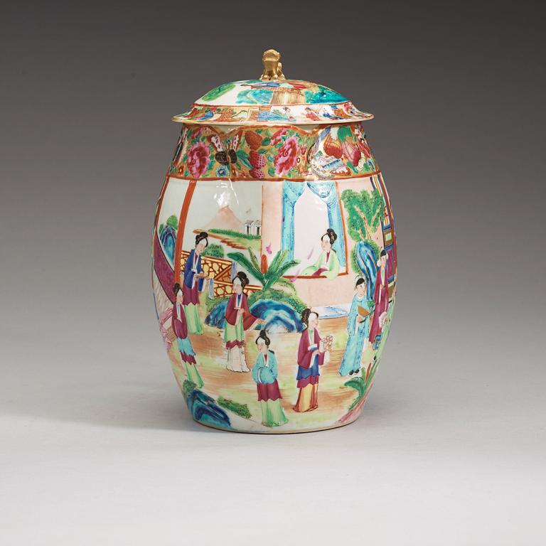 A large Canton cider jug with cover, Qing dynasty, 19th Century.