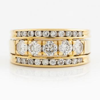 Ring 18K guld med runda briljantslipade diamanter.