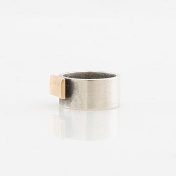 Claes Liljeroth, Ring of silver and 18K gold.