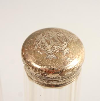 RESEFLASKOR, 13 st. Silver o glas, England, omkring sekelskiftet 1800/1900.