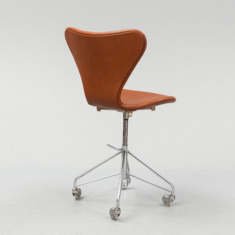 Arne Jacobsen, a 'Serie 7' desk chair, Fritz Hansen.