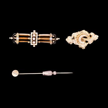 BROSCHER OCH KRAVATTNÅL, 2+1, 18k guld, Sverige, 1854-1920. Tot vikt 13,3g.
