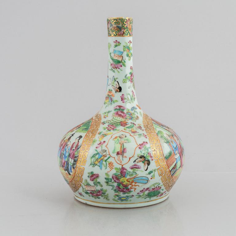 A Chinese Canton porcelain vase, 19th century, Qing dynasty.