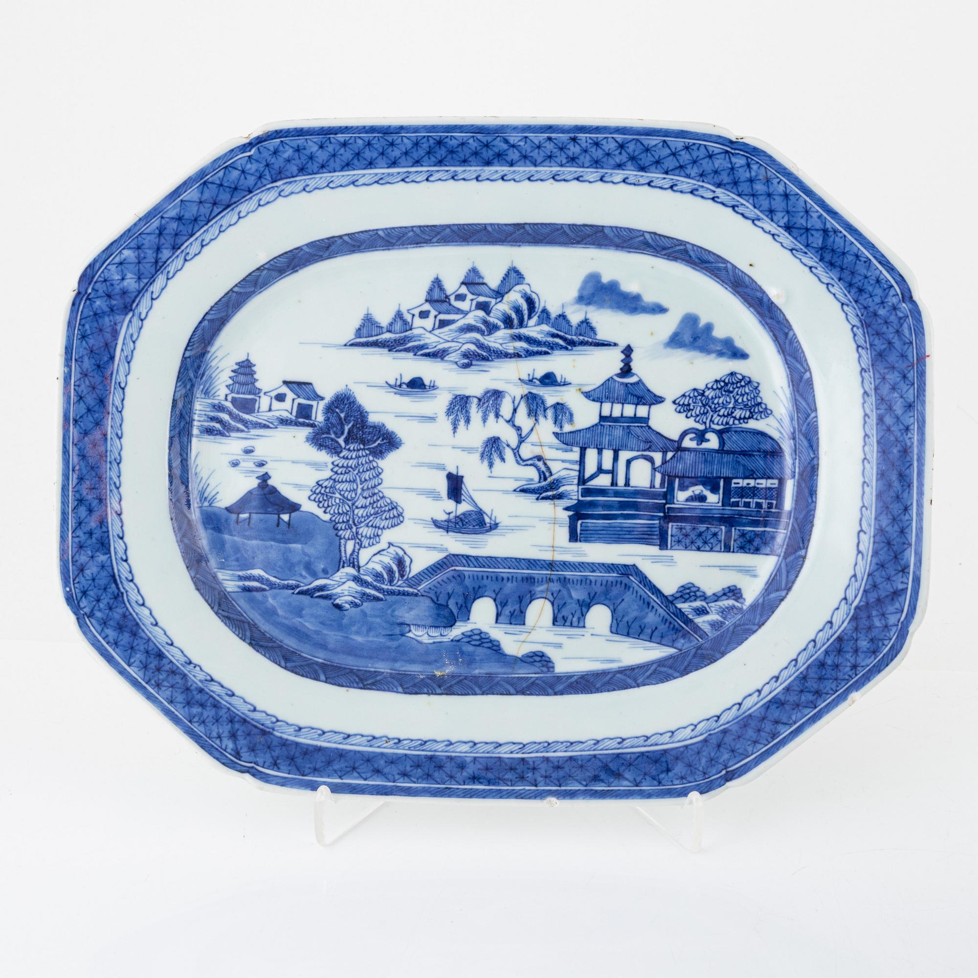 A pair of blue and white serving dishes, Qing dynasty, Qianlong (1736-95).