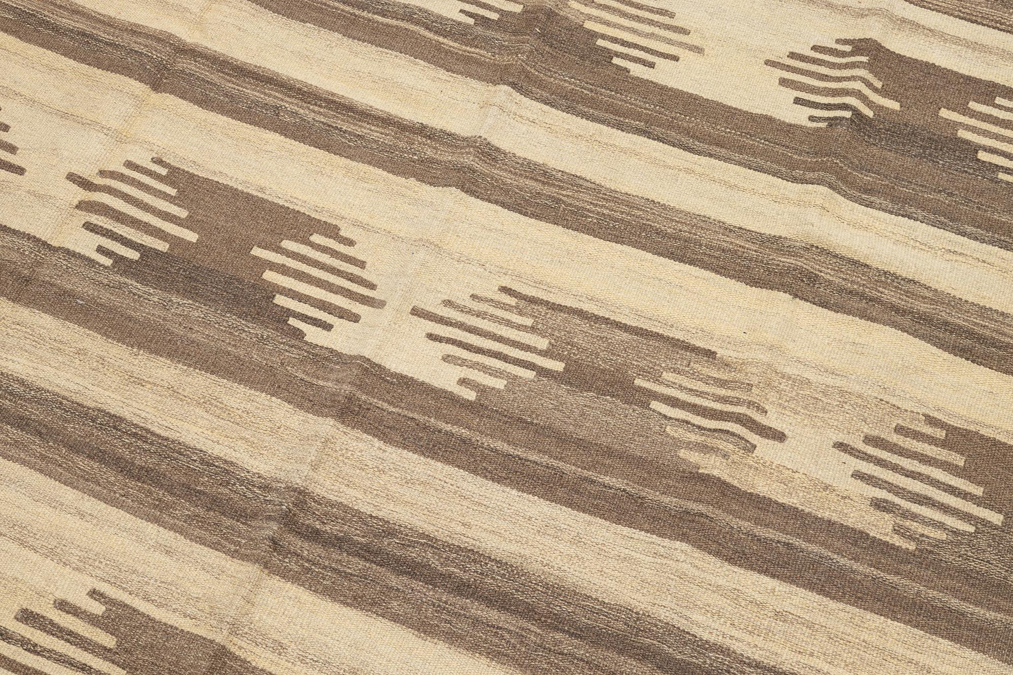 A persian kilim carpet, c. 293 x 195 cm.