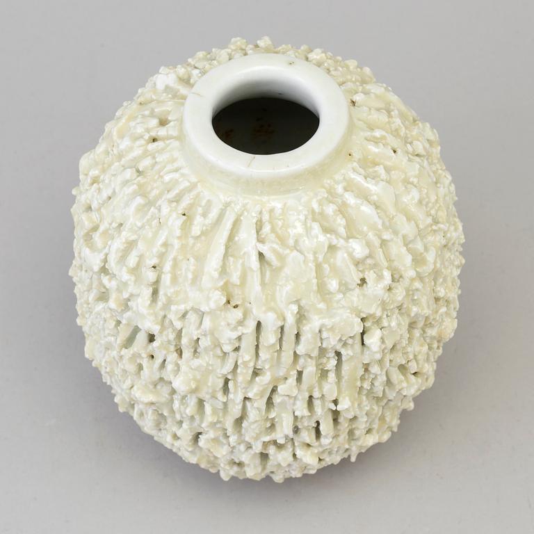 GUNNAR NYLUND, vas, chamotterat stengods, Rörstrand, 1900-talets andra hälft.