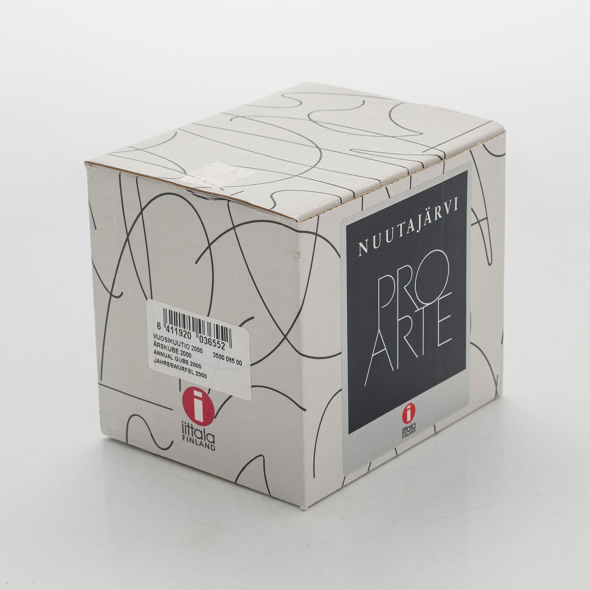 Oiva Toikka, annual glass cube 2000, signed Oiva Toikka Nuutajärvi 2000, 912/2000.