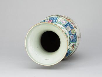 A chines porcelaine vas, late Qing dynasty (1644-1914).