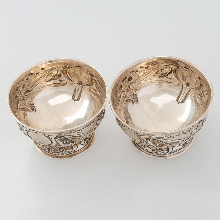 A pair of sterling silver bowls, M&W Sheffield, 1902.