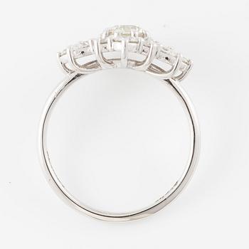 Ring 14K vitguld med briljantslipade diamanter.