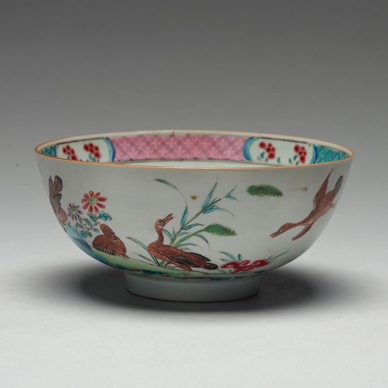 SKÅL, porslin. Qingdynastin, Qianlong (1736-95).