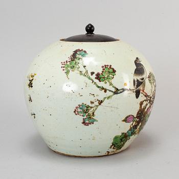 A famille rose porcelain jar, Qing dynasty, 19th century.