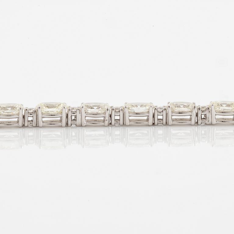 Bracelet 18K white gold with oval and brilliant-cut diamonds.