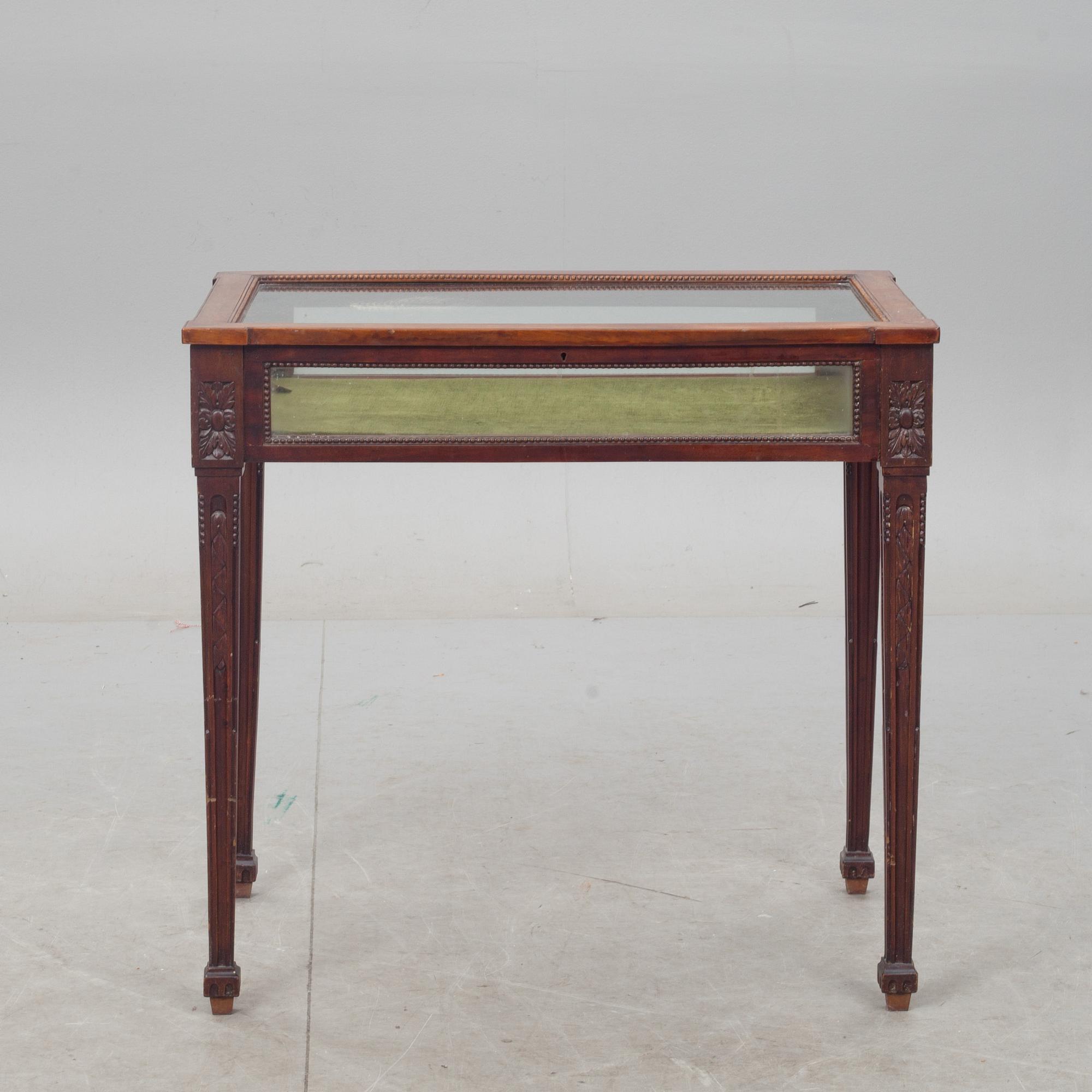 MONTERBORD, Louis XVI-stil. 1900-tal.