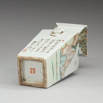 VAS, porslin. Sen Qing dynastin (1644-1912), med hallmärke.