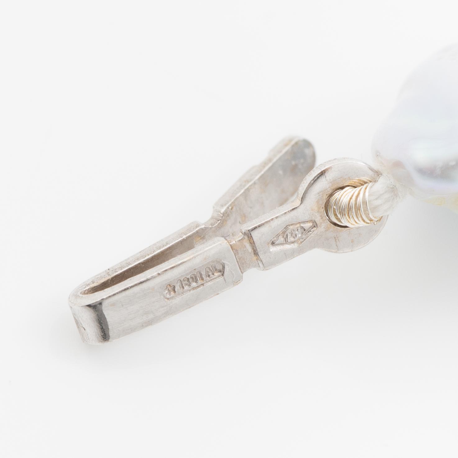 Necklace with cultured baroque freshwater pearls and an 18K white gold clasp.