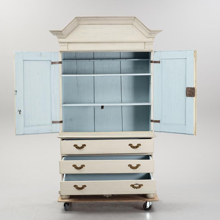 A late 18th or early 19th century cupboard.