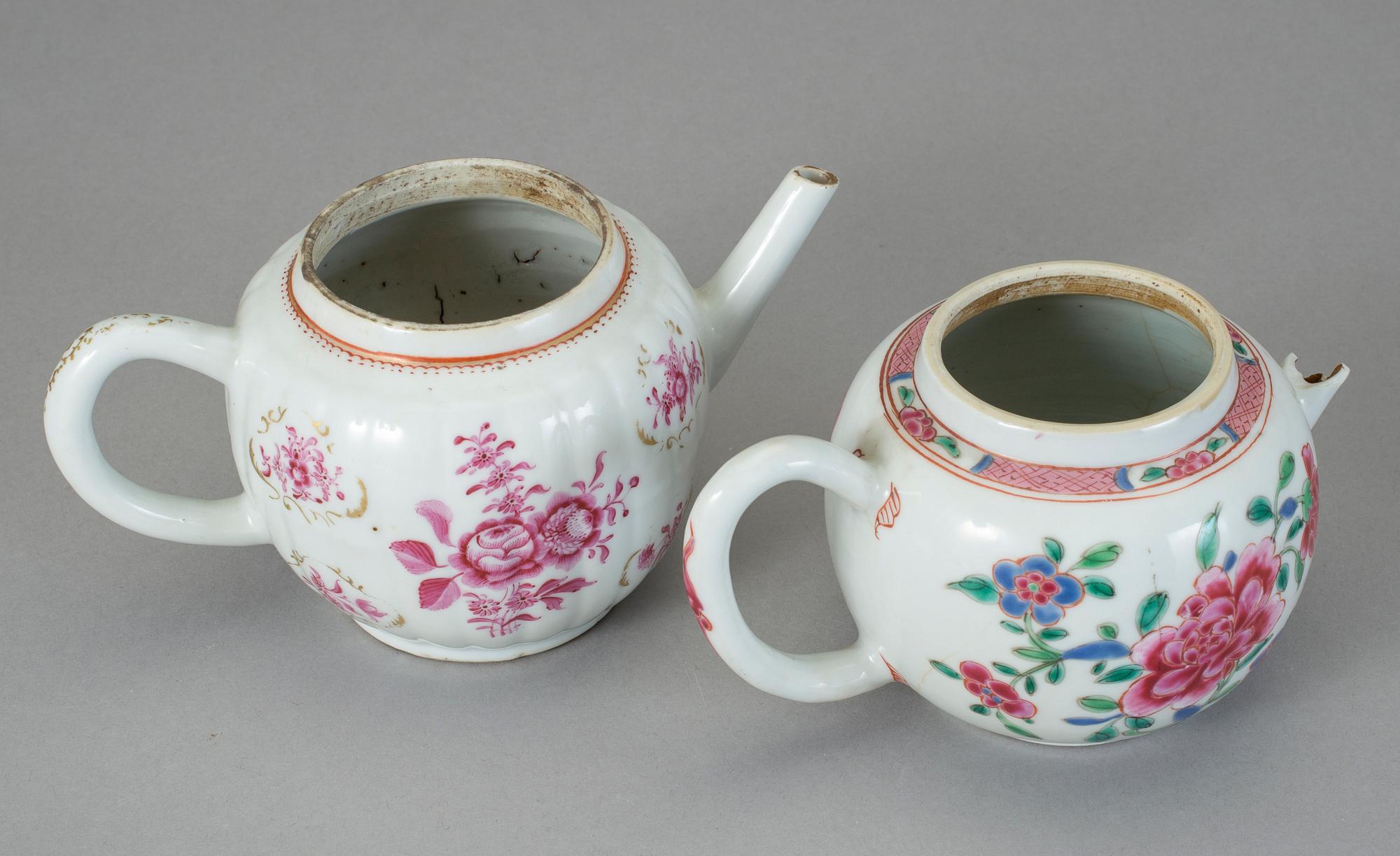 TEKANNOR, 2 st, porslin, Qingdynastin, Qianlong (1736-95).