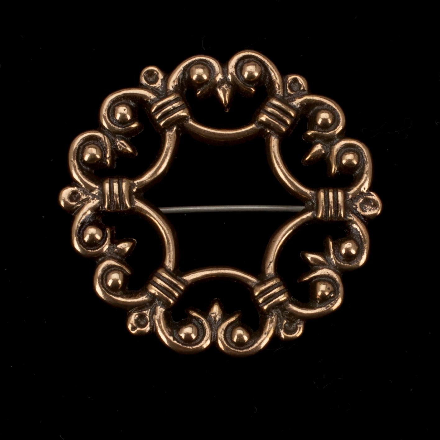 HALSSMYCKE, BROSCHER, 2 st, samt ÖRHÄNGEN, brons, bl. a. "Kuutar", "Suotniemen solki", 1900-talets slut.