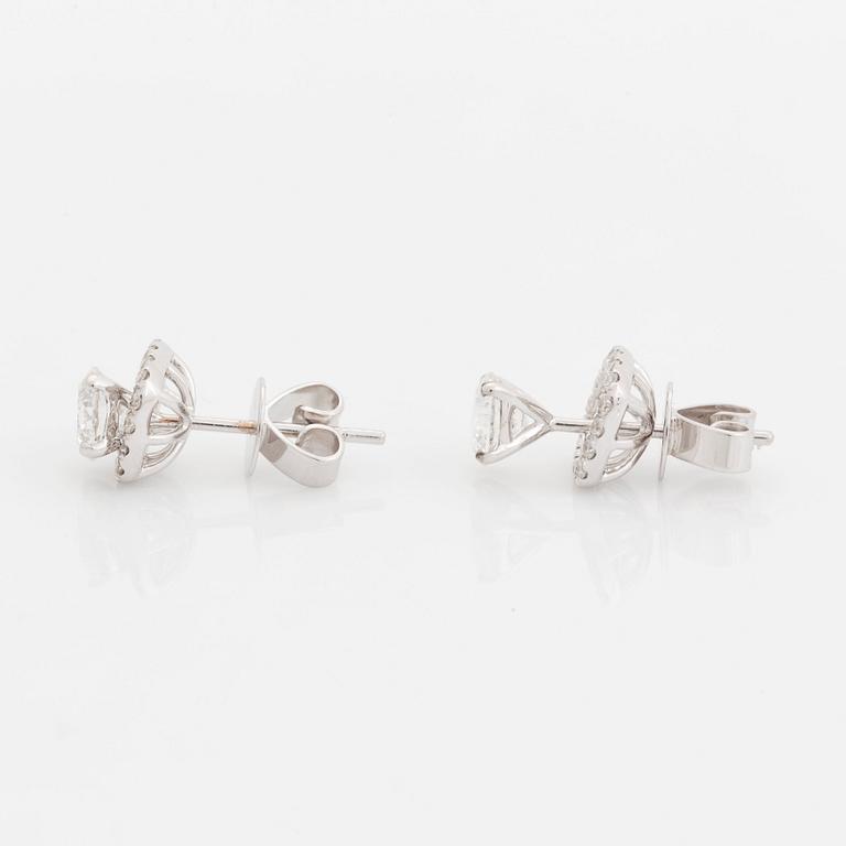 A pair of 18K white gold earrings with round brilliant-cut diamonds with a total weight of ca 1.30 cts.