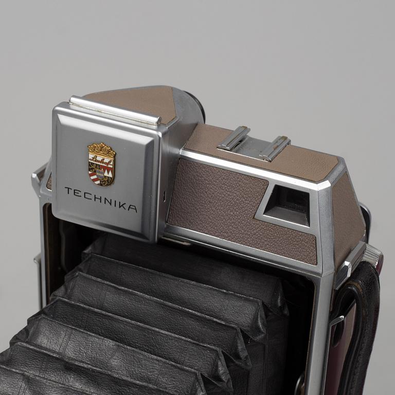 A Linhof Technika camera no 90417 with four lenses and one camera stand from Werst Germany, 1960s.