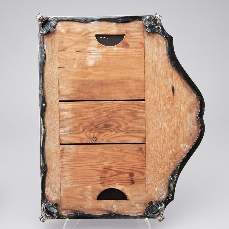 Bordsplateau, tre delar, i argent haché, 1700-tal.