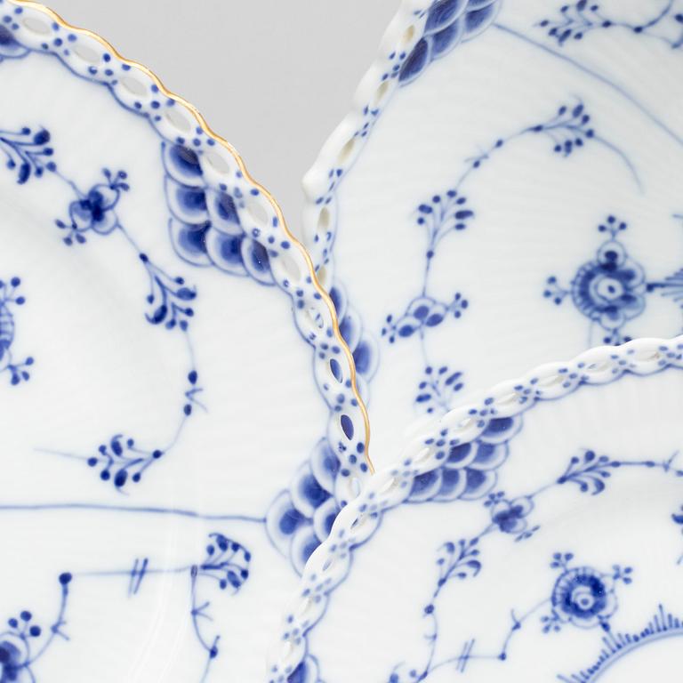 18 PCS "Musselmalet" helblond, Royal Copenhagen.