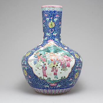 A large Chinese famille rose 'tianqiuping' vase, 20th century.