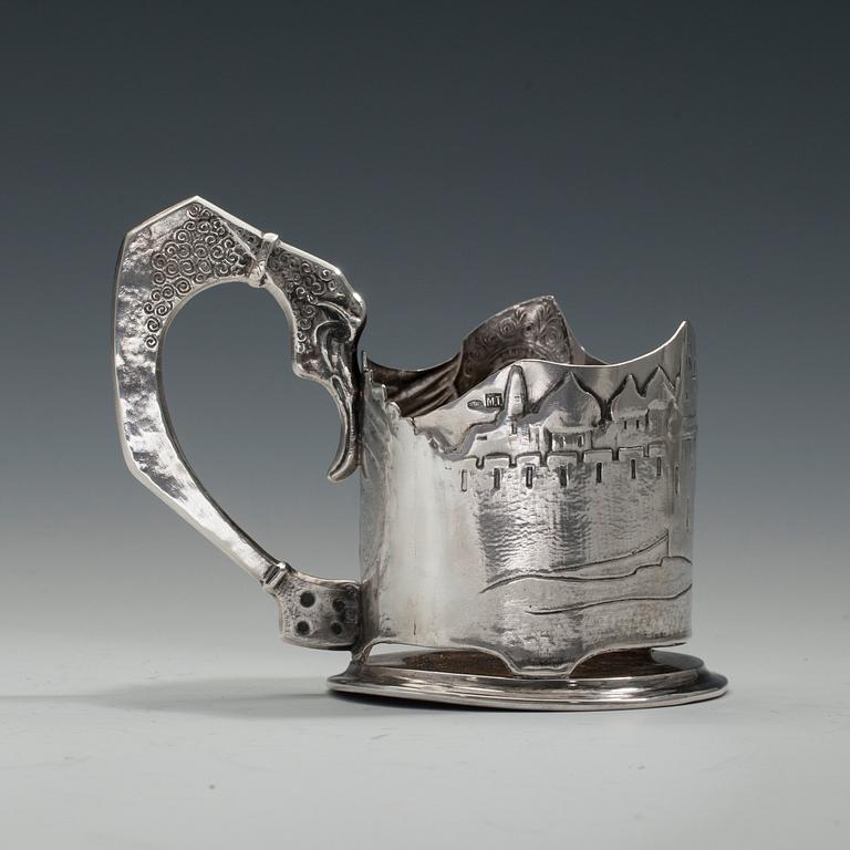 TEGLASHÅLLARE, 84 silver. Stämplad M.T. Ryssland 1896 - 1908. Höjd 11 cm. Vikt 158 g.