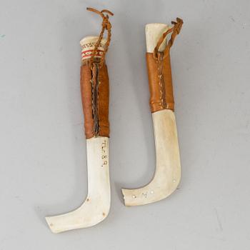 Two Sami reindeer horn knives, signed. Torsten Lustig, -89 and Adolf Viktor, Dundret.