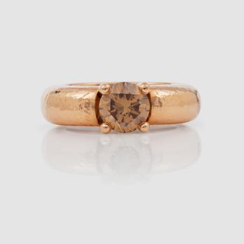 1405. A 1.60 cts brown diamond ring.