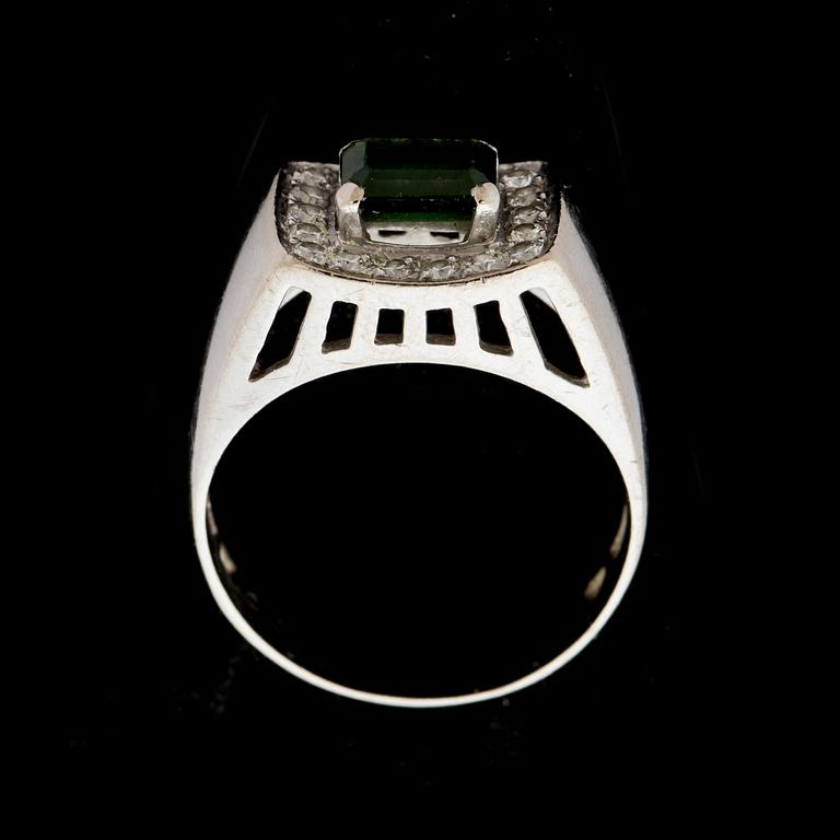 RING, 18 k vitguld med fasettslipad grön sten troligen peridot,samt diamanter ca 0,28 ct enligt gravyr.