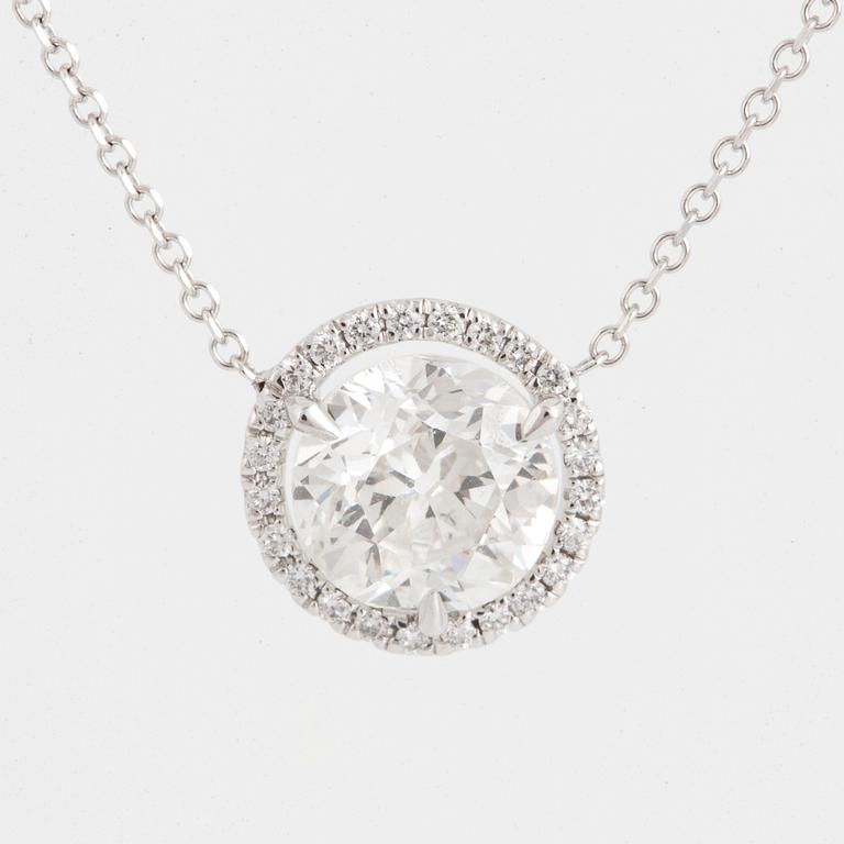 Brilliant-cut diamond necklace.