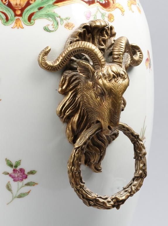 URNOR MED LOCK, 2 st snarlika, porslin.