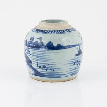 A blue and white jar, late Qing dynasty, 19th century.