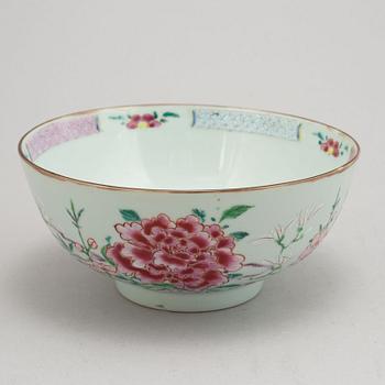 A famille rose bowl, Qingdynasty, Qianlong (1736-95).