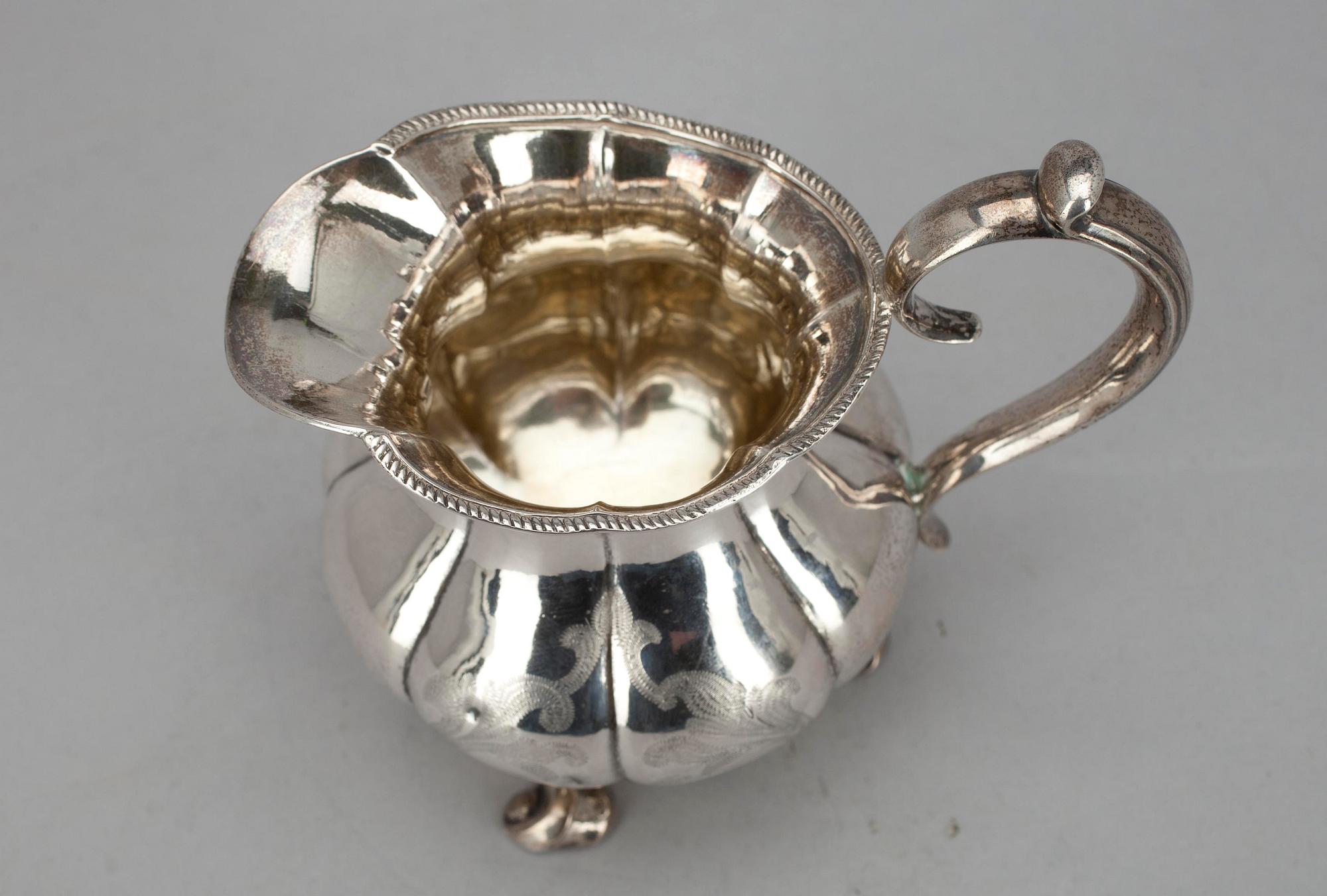 MJÖLKKANNA, silver, O.R.Lundgren, Åbo 1868. Vikt ca 103 g.