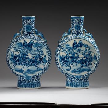 A pair of blue and white moon flasks, late Qing dynasty, 19th century.