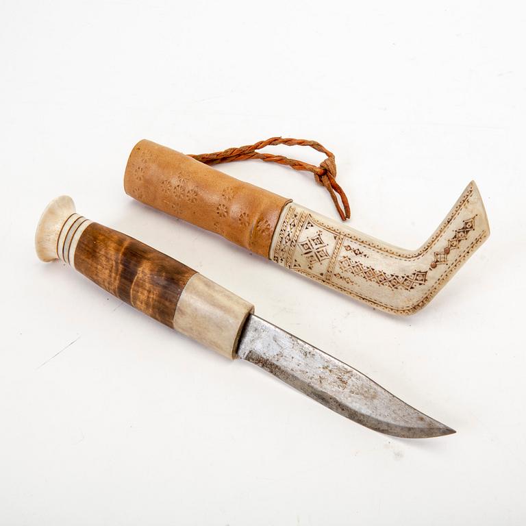 A reindeer horn, birch and leather knife by Per Sunna, signed.