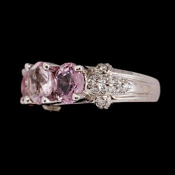 RING, 14 k vitguld, 3 rosa safirer tot ca 4.77 ct, mindre diamanter tot ca 0.16 ct.