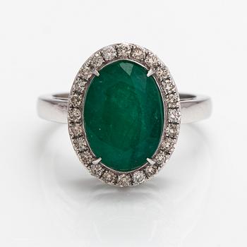 A 14K white gold ring with an emerald ca. 4.57 ct and diamonds ca. 0.38 ct in total. IGI certificate.