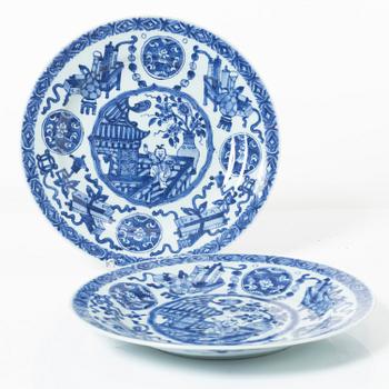 A pair of Chinese blue and white porcelain plates, Qing dynasty, Kangxi (1662-1722).