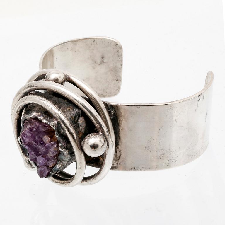 Bangle silver/metal, amethyst crystal.