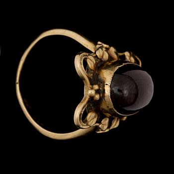 RING, jugend, 18 k guld och cabochonslipad granat. Vikt 6 g.