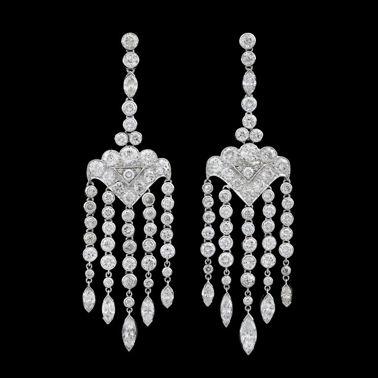 ÖRHÄNGEN, olikslipade diamanter, tot. 12.47 ct.