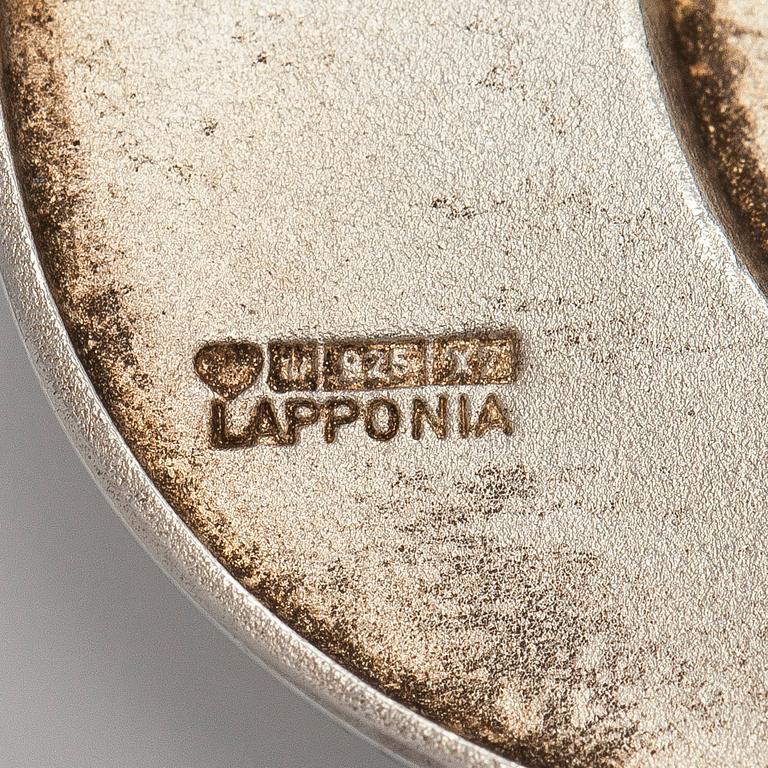 Juhani Linnovaara, riipus/rintaneula, sterlinghopeaa ja emalia, "Dyckia", Lapponia 1975.