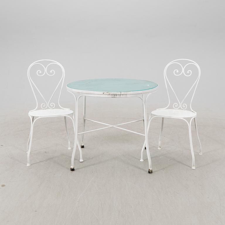A tabe and two chairs from Byarum later part of the 20th century.